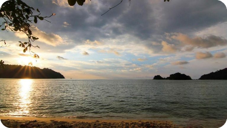 Pantai Puteri Dewi / Pantai Emas